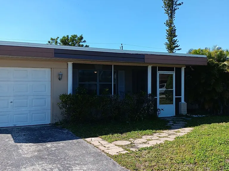 312 NE 11th Pl — Photo 1
