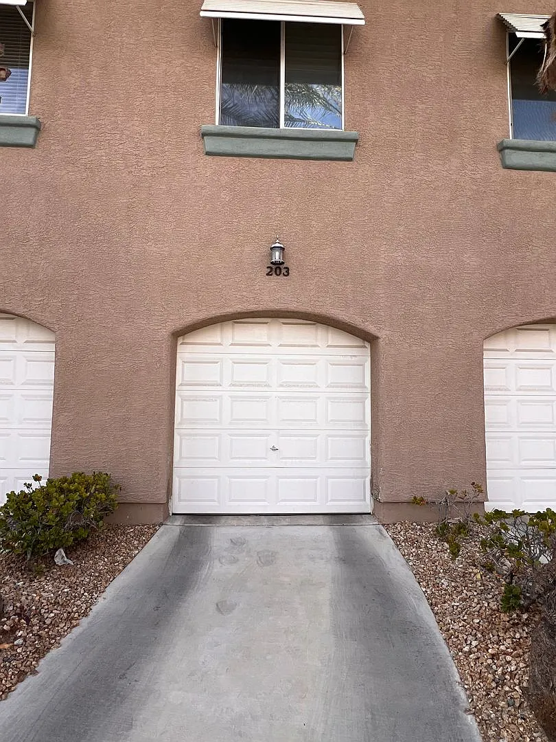 Summerlin Condo - Gated - Community Pool 2 Car Garage - 500 Off First Months Rent — Photo 2