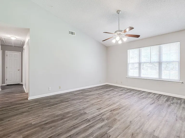4903 McCall Rd — Photo 4