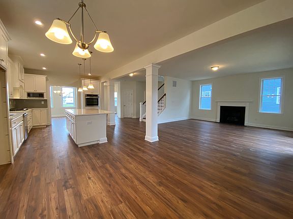 4th image of 8 Russell Square Dr
