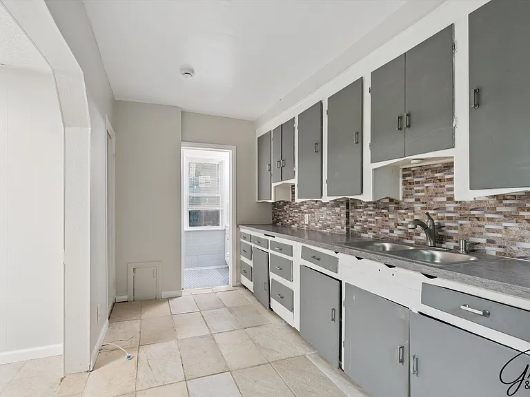 4082 Hereford St — Photo 13