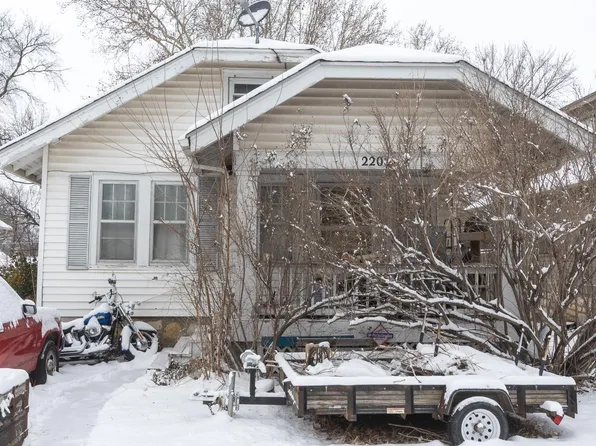 2208 SW Wilmington Ct, Topeka, KS 66606