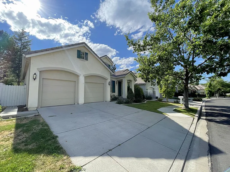 1115 Waverly Dr — Photo 2