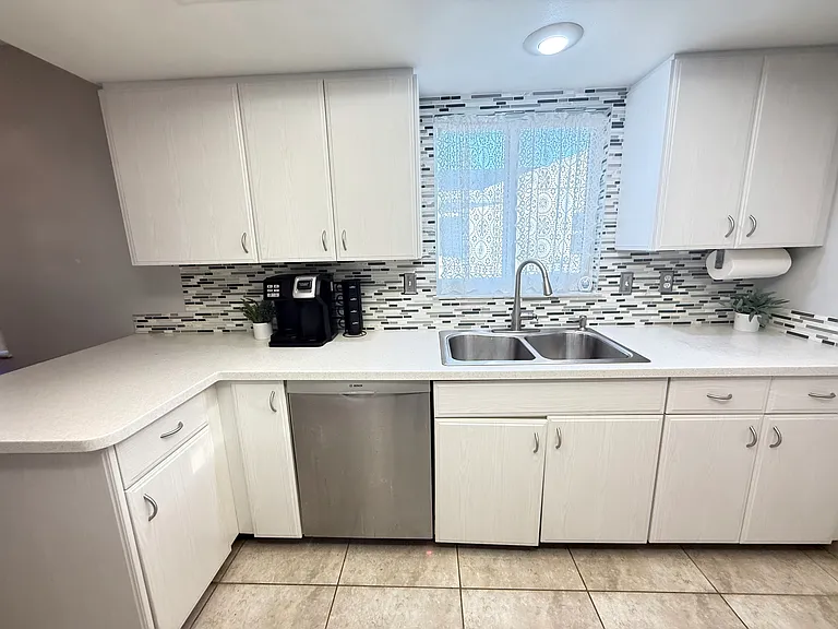 709 Hickory Ln — Photo 7