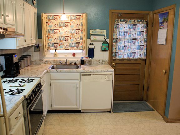 5th image of 413 Tiffany Dr