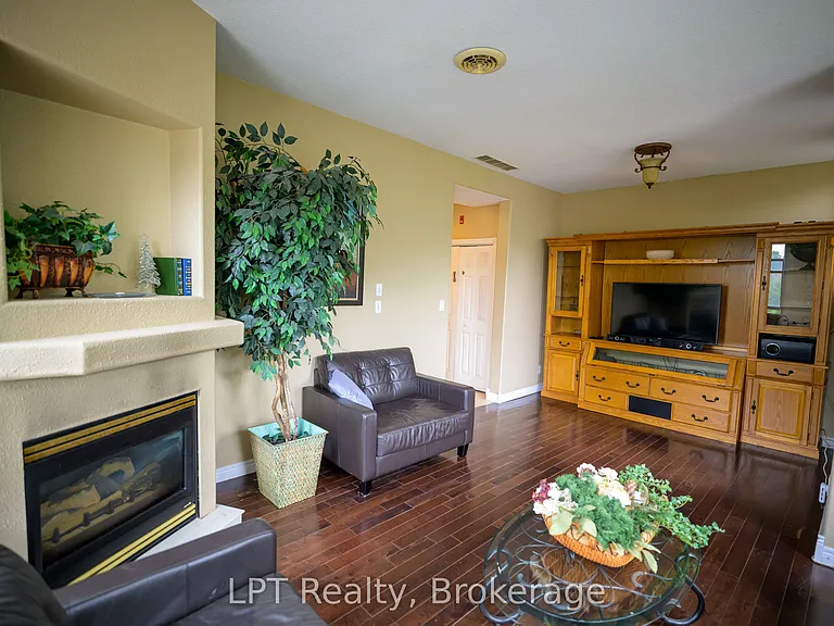 317 Queen St #302 — Photo 16