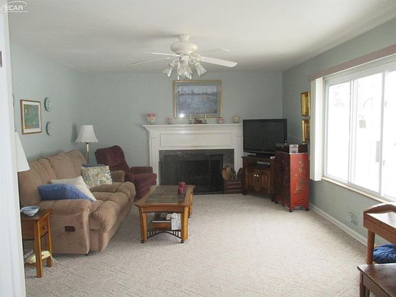 3rd image of 8296 Manchester Dr