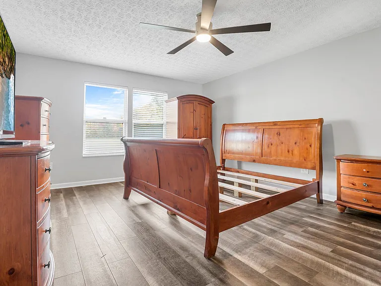 920 Sara Ct #920 — Photo 22