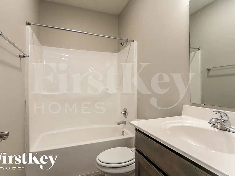 1341 Blackthorne Trl N — Photo 14