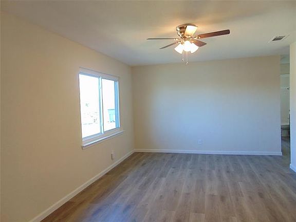 2nd image of 3610 Castle Hills Dr