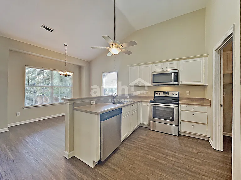 1523 Cardinal Ln — Photo 3
