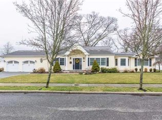 27 Bayview St W, Massapequa, NY 11758