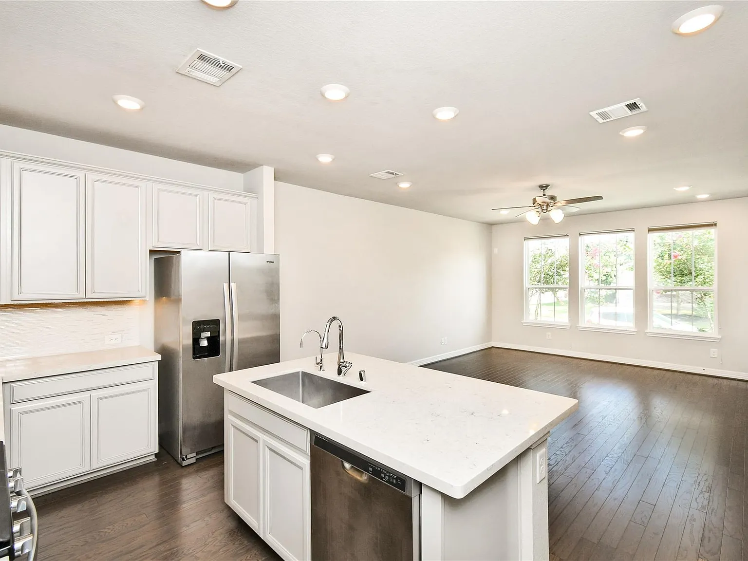 3 bed, 2.5 bath, 1567 sqft, $2,400 — Photo 3