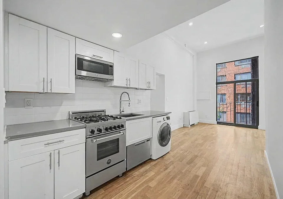 220 E 22nd St #3U