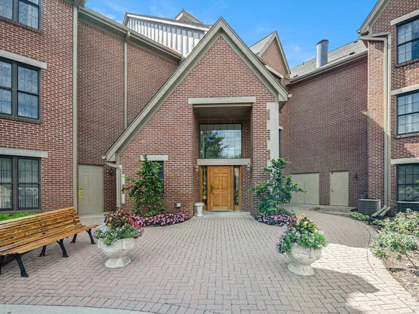 36 Pointe Park Pl, Grosse Pointe Park, MI 48230