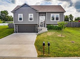 1113 SW 10th Ter, Oak Grove, MO 64075