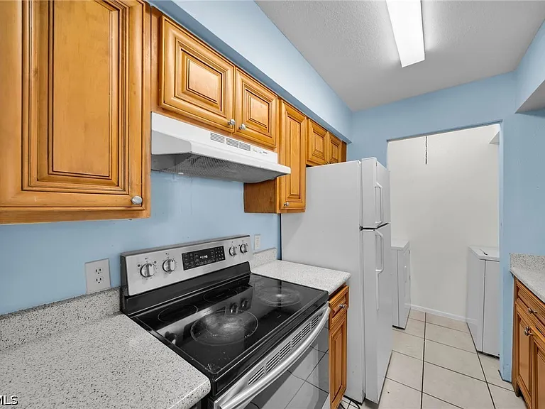 2885 Winkler Ave #612 — Photo 8