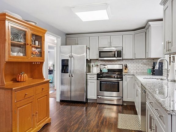 3rd image of 27 Ponderosa Dr
