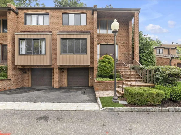 64 Windsor Gate Drive #*, North Hills, NY 11040