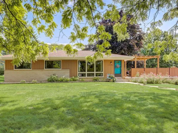 1500 South Green Hill ROAD, New Berlin, WI 53146