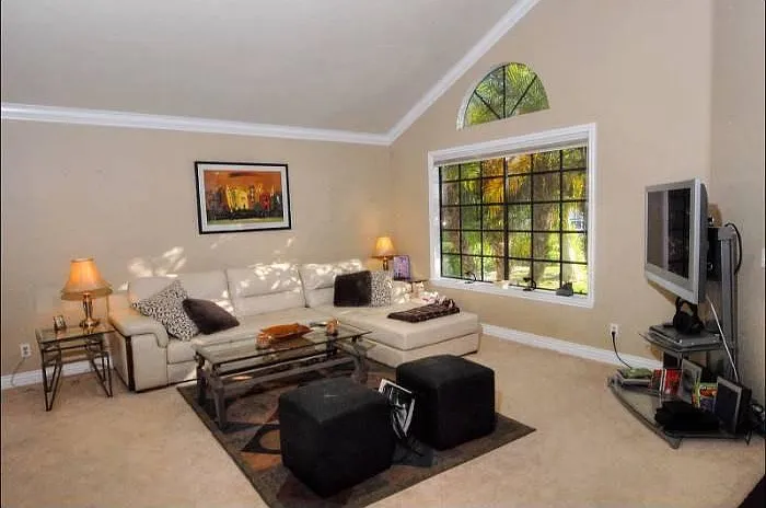 4 bed, 2.5 bath, 2021 sqft, $5,900 — Photo 4