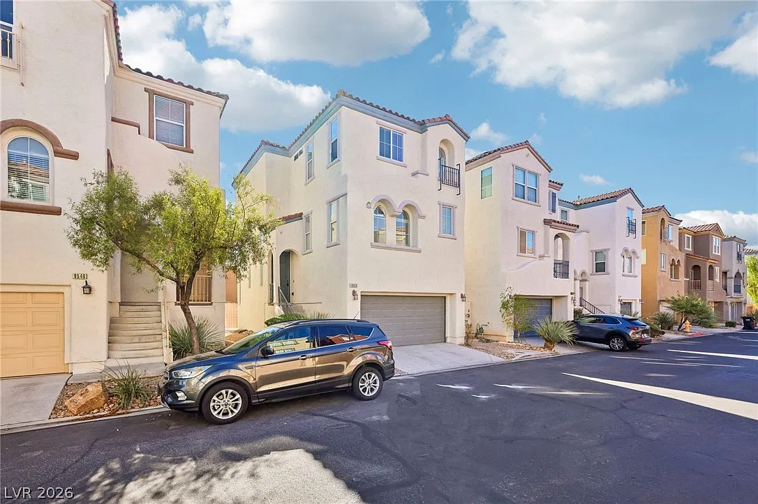 3 bed, 3.0 bath, 1693 sqft, $2,300 — Photo 2