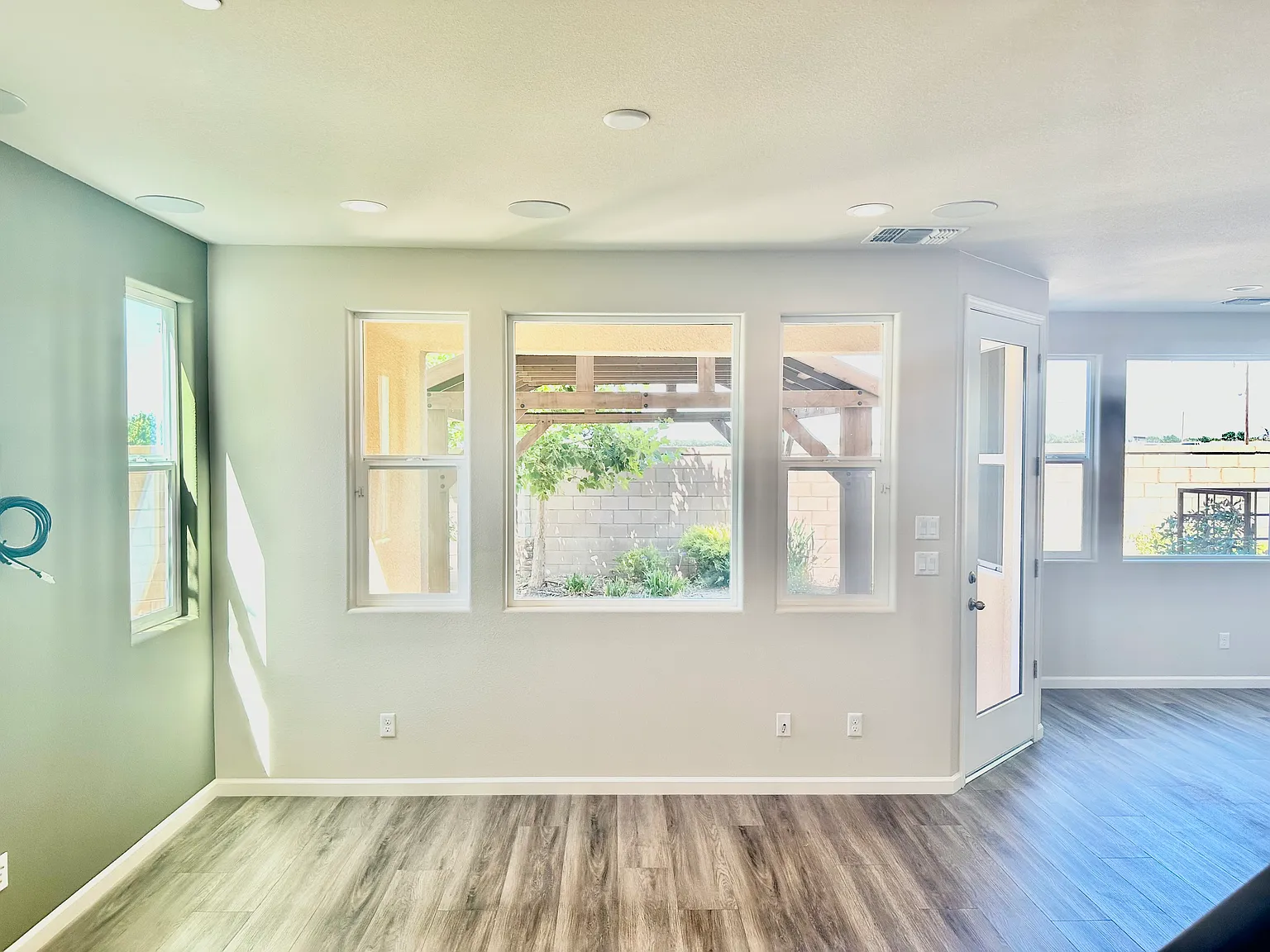 3 bed, 2.5 bath, 1550 sqft, $2,550 — Photo 2