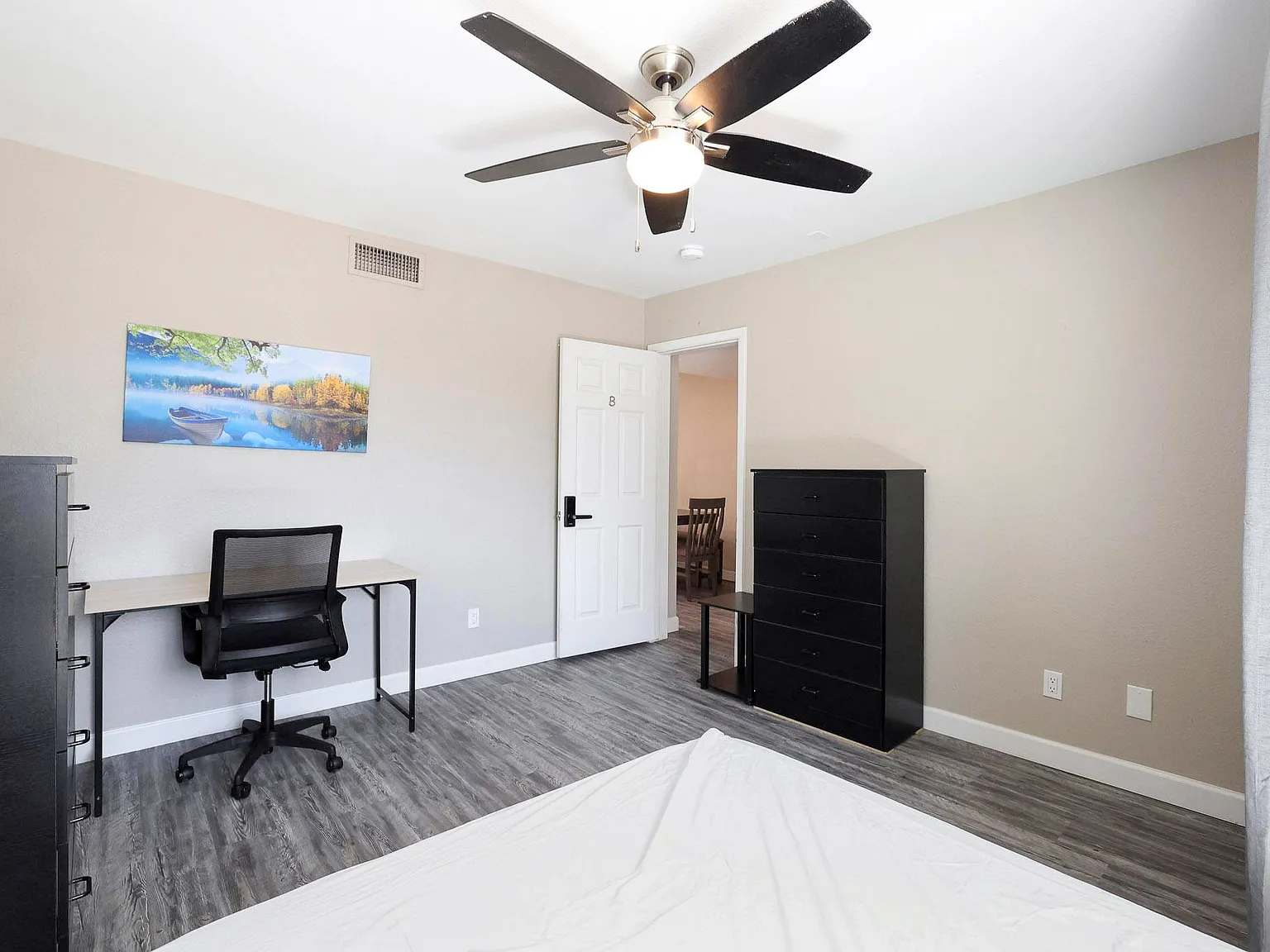 4 bed, 3.0 bath, 2300 sqft, $949 — Photo 2
