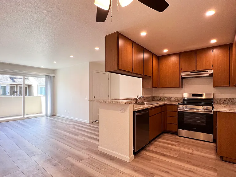 134 S Western Ave #10 — Photo 3