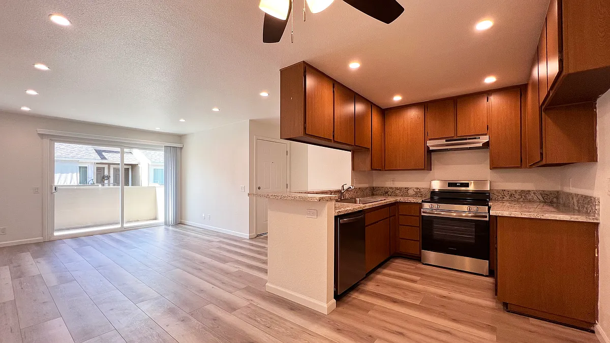 Building Photo - 134 S Western Ave #10