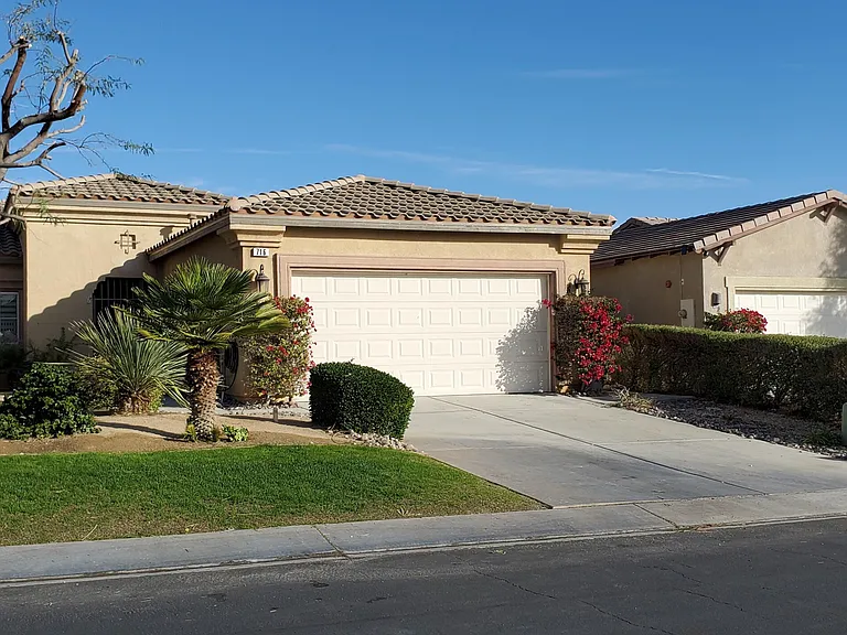 716 Summit Dr — Photo 3
