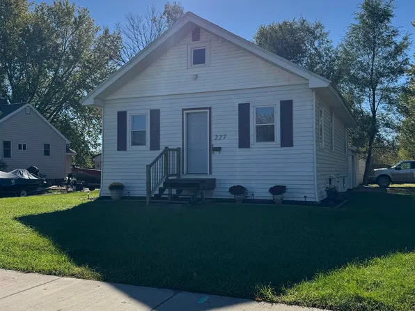 227 SW 4th St, Madison, SD 57042