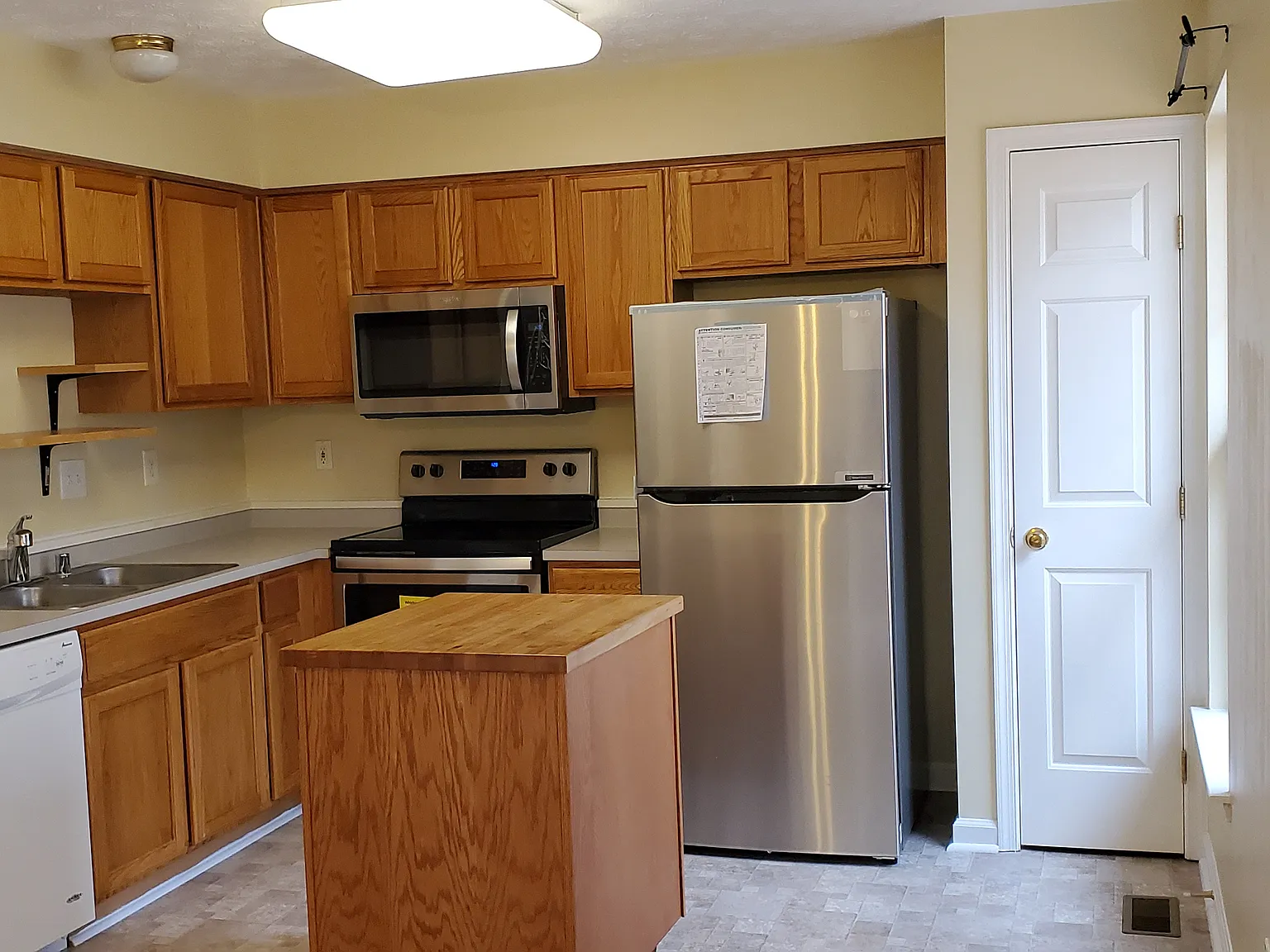3 bed, 2.5 bath, 1240 sqft, $2,650 — Photo 3