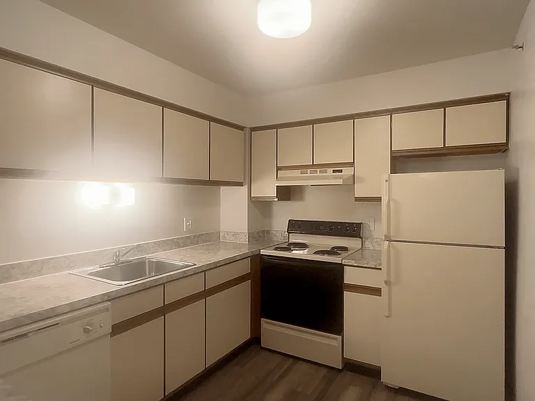 Lakeside Village Apartments — Photo 84