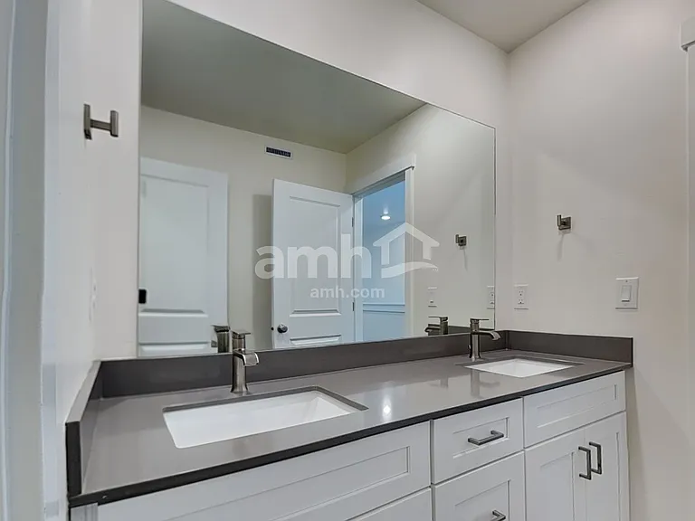 1461 W Afton St — Photo 15