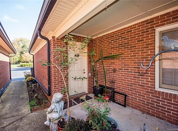 5th image of 128 N Oakwood Dr