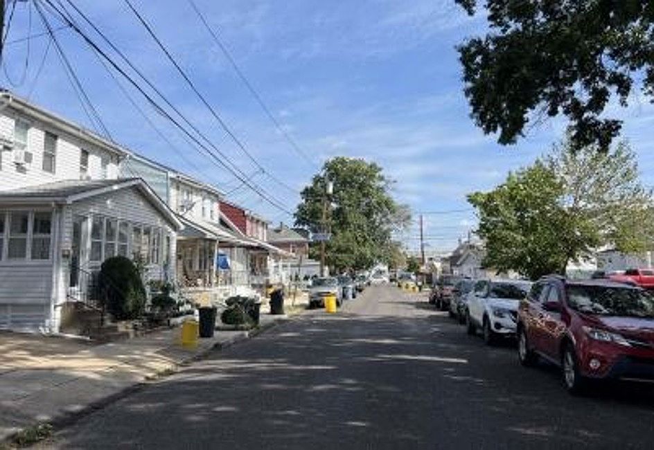 Exterior Neighborhood (street photo)