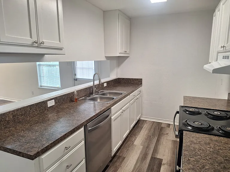 2621 Lee Ave — Photo 6