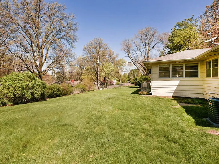 1018 S 114th St — Photo 32