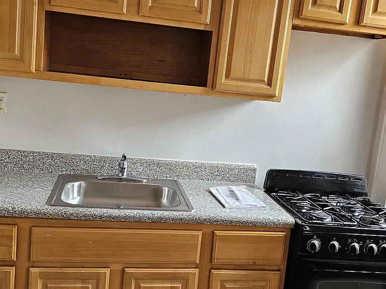 610 Salem Ave — Photo 5