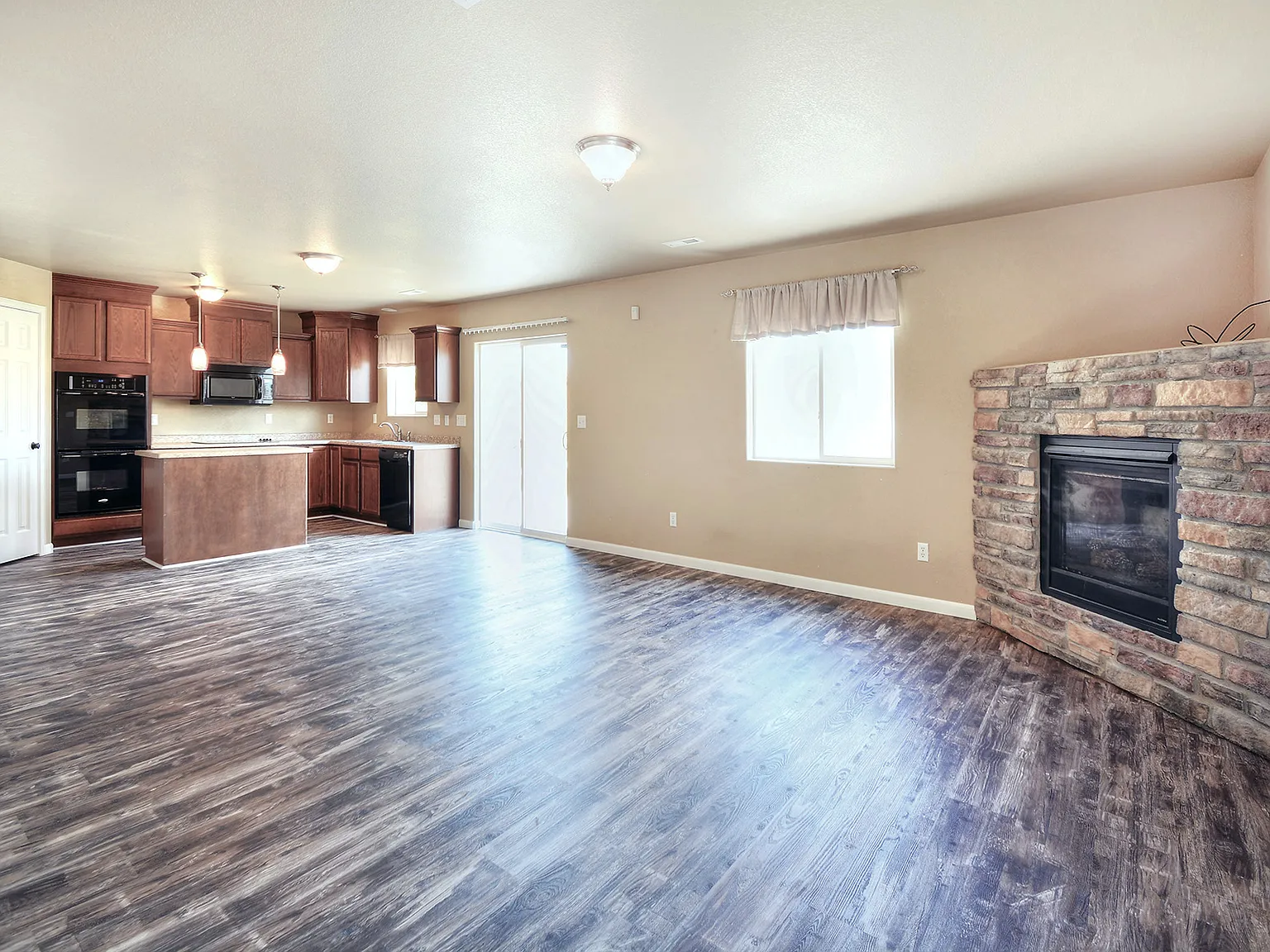 3 bed, 2.5 bath, 1606 sqft, $2,300 — Photo 2