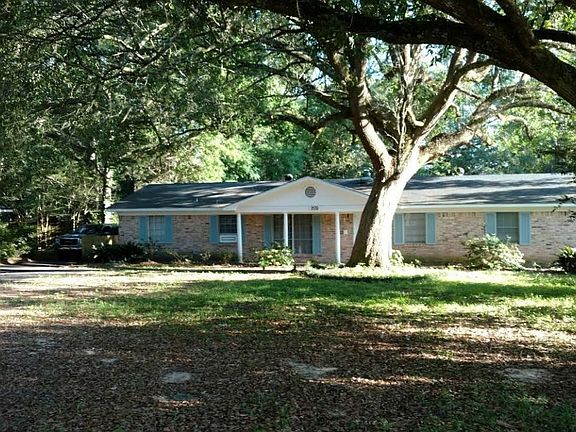 Lovely shaded yard with 500 year oak overhead