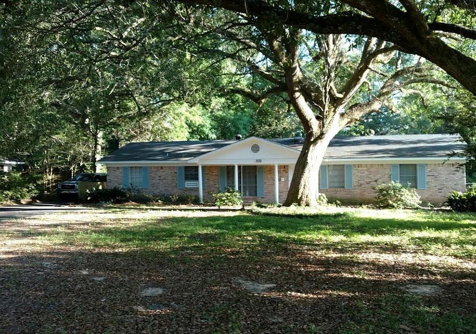 Lovely shaded yard with 500 year oak overhead