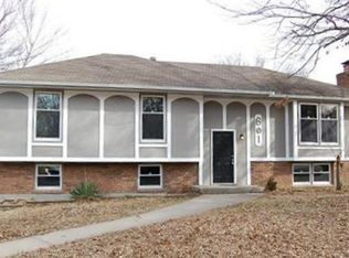 601 SE Gingerbread Ln, Blue Springs, MO 64014