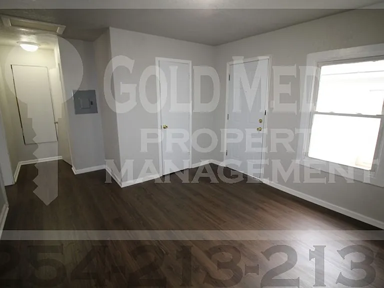 711 W Avenue C — Photo 11