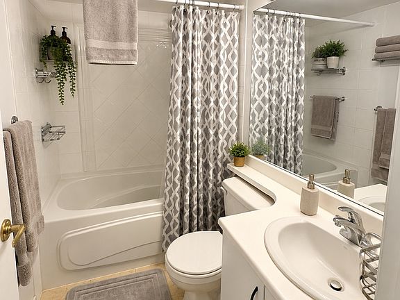 5th image of 939 Homer St #26