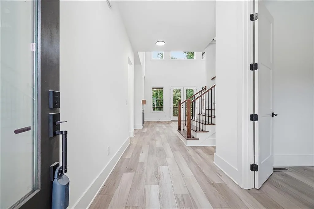 5 bed, 3.5 bath, 4656 sqft, $3,999 — Photo 3