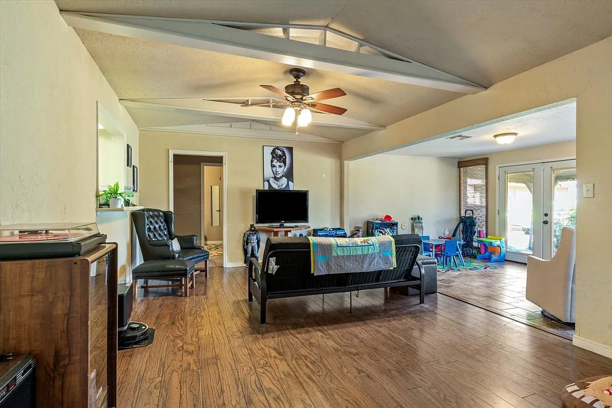 2905 Northwest Templeton Terrace - 1 — Photo 3