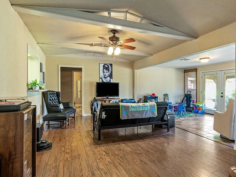 2905 NW Templeton Ter — Photo 14