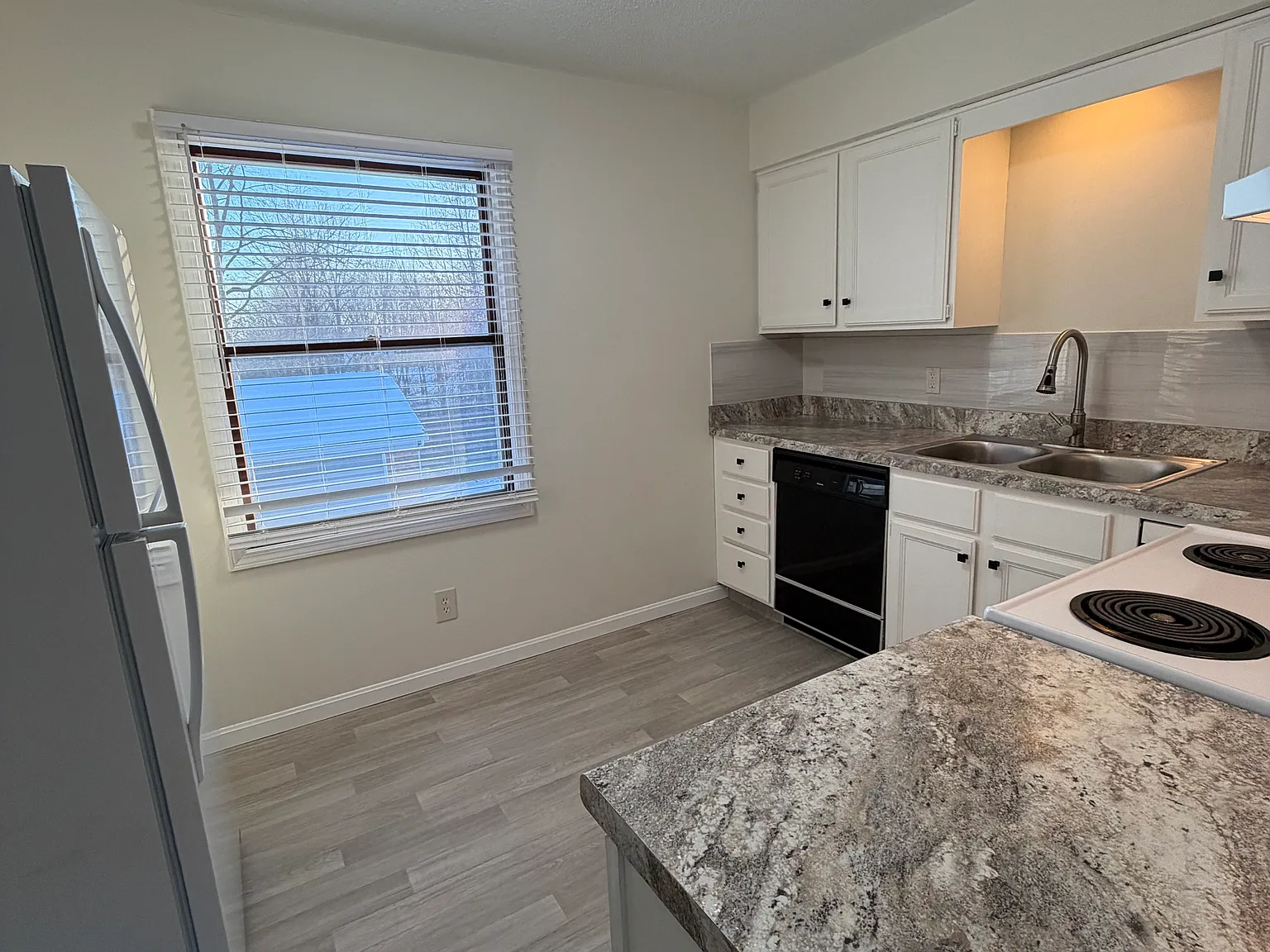 8425 Colwyn Ct — Photo 2